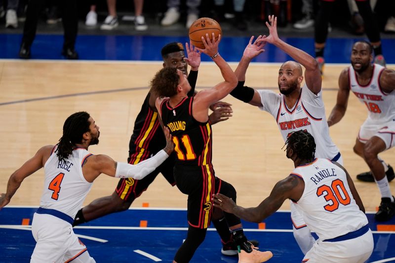老鷹「少主」Trae Young(崔楊)季後賽連3戰在尼克主場飆破30分，比肩喬丹紀錄，連對手「飆風玫瑰」Derrick Rose也稱讚。   圖／美聯社／達志影像
