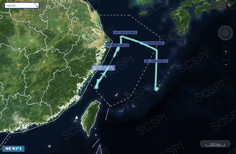「南海戰略態勢感知計畫」平台，3日則貼出航跡圖，指美軍出動1架RC-135U電偵機進入東海海域，在中國沿海地區「來回作業」。   圖：翻攝 SCS Probing Initiative推特