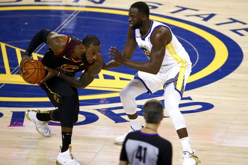 LeBron James被Draymond Green嚴密防守。   圖／美聯社／達志影像