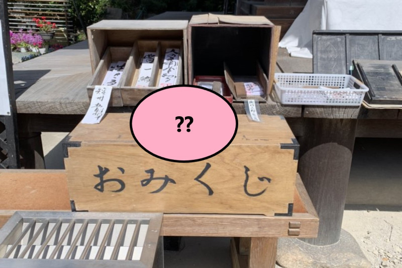 日本一名推主到神社抽籤時，竟然抽到一支「毛毛籤」。   圖／twitter @takedabishi8
