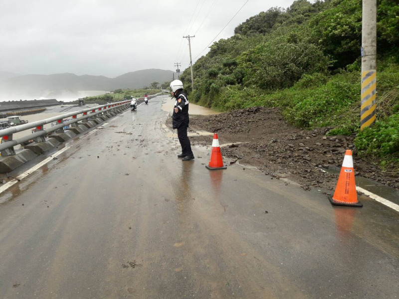 由於彩雲颱風逼近，公路總局表示，台7線、台26線等公路，不排除將預警封路(圖為台26線)。   圖：屏東縣政府提供(資料照)