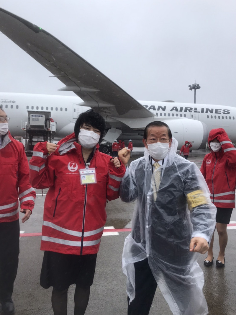 謝長廷在臉書發文表示，機場人員今早冒雨在為準備送往台灣的疫苗裝貨。   圖：取自謝長廷臉書