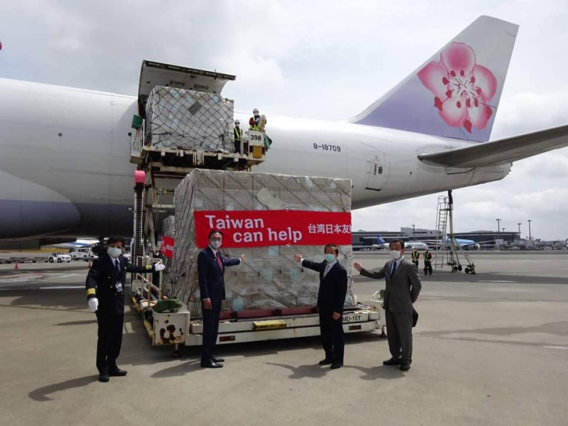 2020年4月21日，謝長廷也在成田機場迎接當時由台灣捐贈給日本的200萬個醫護用口罩。   圖：取自謝長廷臉書