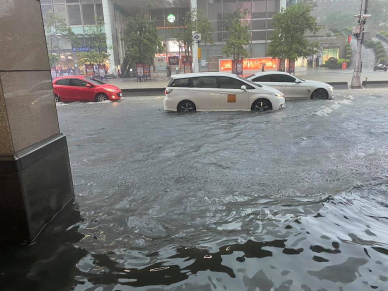 午後雷陣雨突襲台北市，信義區出現淹水情況（圖為忠孝東路五段）。   圖：Lien Yi-Chun/授權使用