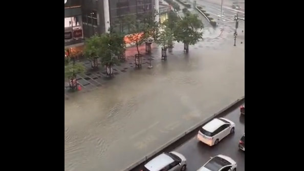 北市捷運市府站附近出現淹水情況。   圖：翻攝自臉書「信義區三兩事」