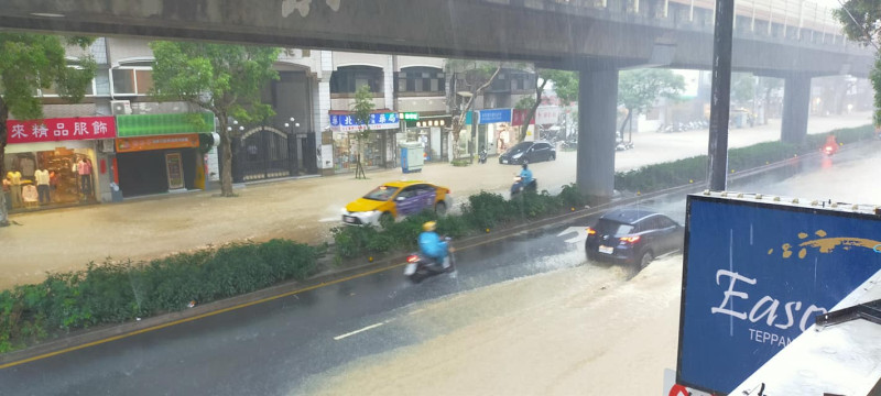 和平東路三段富陽街口也出現淹水情況。   圖：翻攝自臉書「信義區三兩事」