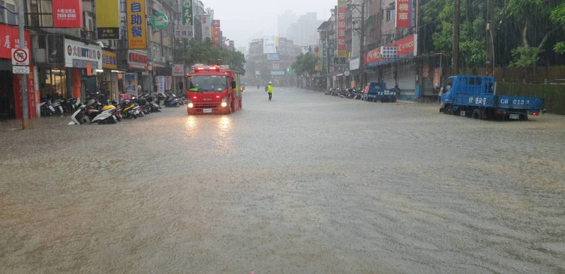 木柵路二段出現嚴重淹水。   圖：台北市政府 / 提供