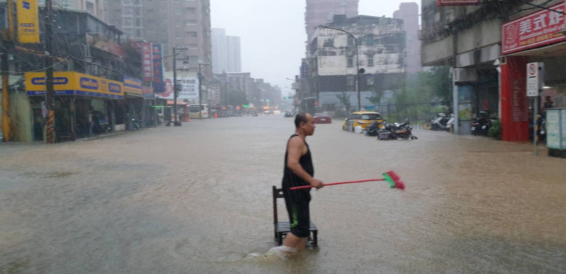 木柵路2段109巷口，淹水深約20公分，範圍約100平方公尺   圖：台北市政府 / 提供