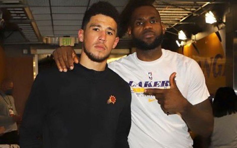 LeBron James還是親自送了球衣給小老弟Devin Booker，展現老大哥該有的風度。   圖／翻攝自推特