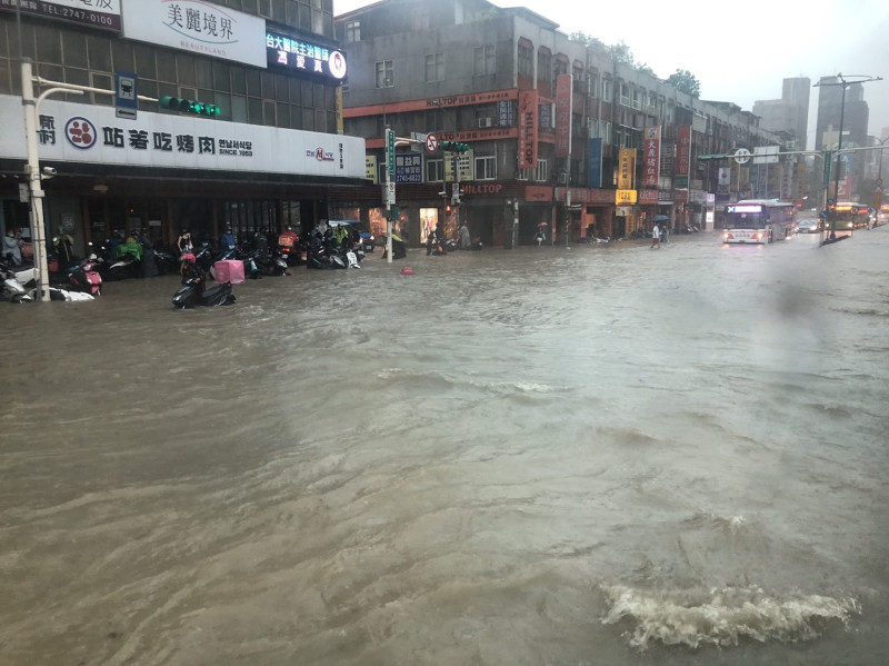 信義區淹水情形   圖:翻攝自臉書
