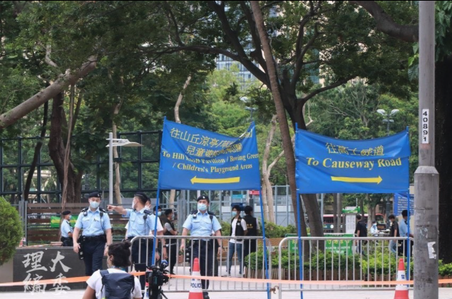 香港政府今（3）日宣布，為防止民眾進行「非法活動」，提前關閉維多利亞公園部分區域。（圖為香港警方2021年封鎖維多利亞公園照片）   圖：翻攝自「理大學生報編委會 hkpusu PressCom」臉書 