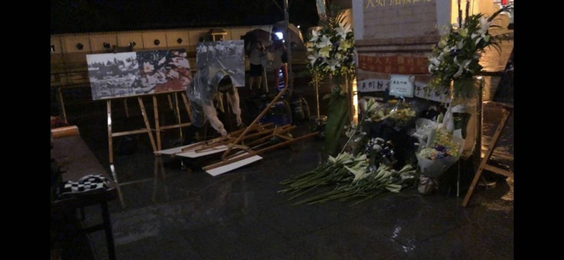 台灣公民團體所舉辦的六四紀念活動，今(4)日於自由廣場前搭設悼念亭，不料晚間8時許卻遭人推倒現場布置，現行犯隨即遭警方逮捕。   圖：六四籌會提供