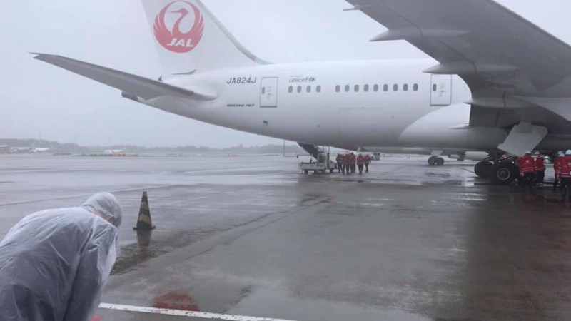 日本曾捐贈台灣124萬劑AZ疫苗，駐日代表謝長廷冒雨到機場送機，並鞠躬道謝。   圖：翻攝謝長廷臉書（資料照片）