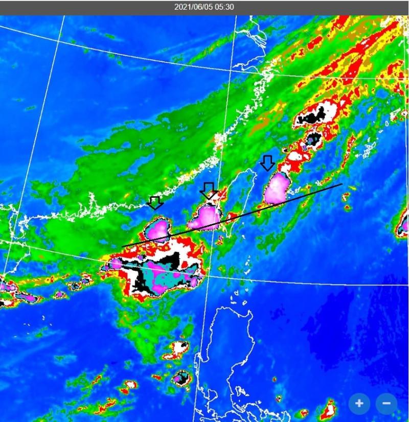 氣象局長鄭明典表示，衛星雲圖可看出隱約有條線，上面有排隊成列的強對流胞，這是很常見的一類梅雨雨型！   圖/鄭明典臉書