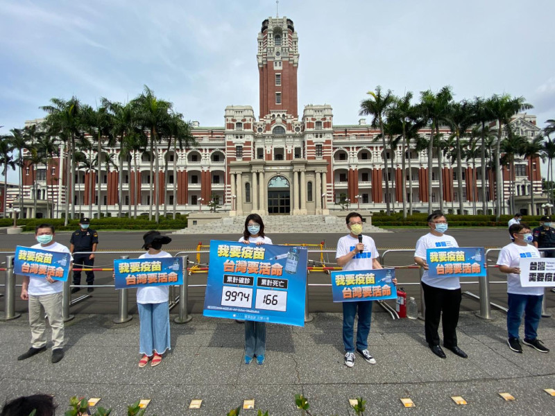 國民黨黨主席江啟臣等人繞行總統府，喊話「我要疫苗，台灣要活命」。  圖：翻攝自費鴻泰臉書