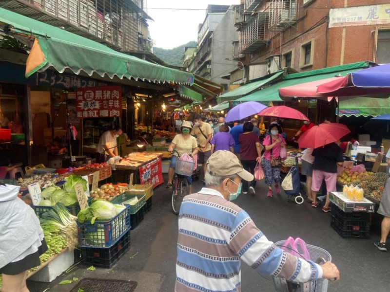 網友實際拍攝福德菜市場現場畫面。   圖：翻攝自「信義區三兩事」臉書社團