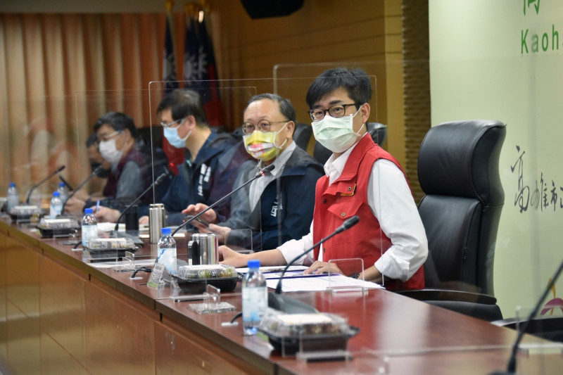 陳其邁(右一)主持防疫會議。   圖：高雄市政府/提供