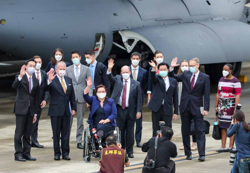 美國3參議員訪台，外交部長吳釗燮到場接機。   圖：中央社