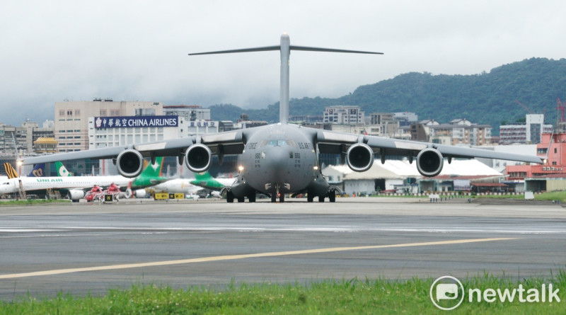 美軍C-17A戰略運輸機6月6日訪台飛抵台灣，搭載3參議員宣布將捐贈疫苗給台灣。   圖：張良一/攝