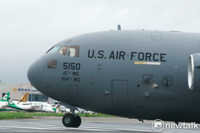 美軍C-17運輸機上午11時左右從松山機場起飛。   圖：張良一/攝