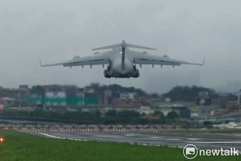 美軍C-17運輸機上午11時左右從松山機場起飛。   圖：張良一 / 攝