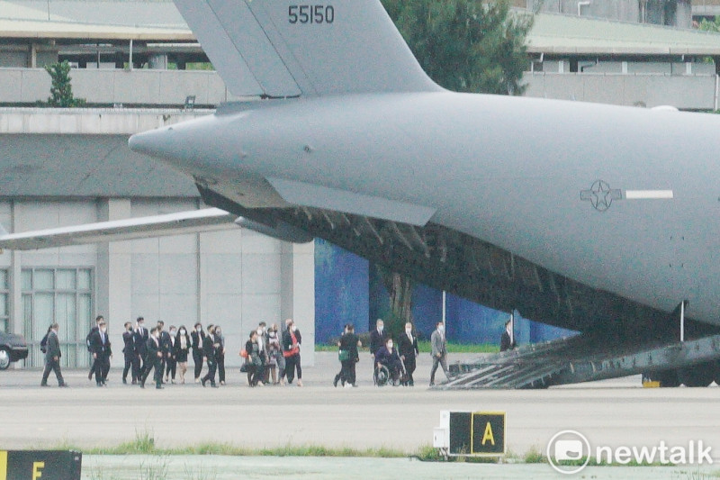 美國聯邦參議員達克沃絲、蘇利文及昆斯結束三小時的炫風式訪問後準備登上美軍C-17運輸機離境。   圖：張良一 / 攝