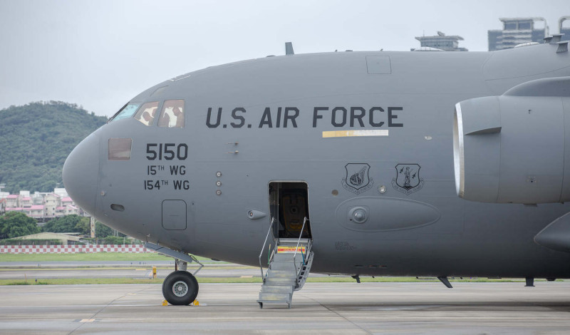 美國輸送機C-17今日抵達台北松山機場   圖：翻攝 張惇涵 臉書