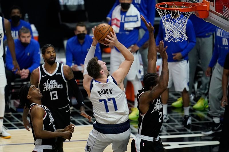 快艇多人圍剿Luka Doncic。   圖／美聯社／達志影像
