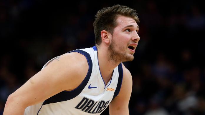 獨行俠當家球星「歐洲金童」Luka Doncic(唐西奇)轟下46分14籃板打破詹皇保持的聯盟最年輕40+紀錄，讓快艇雙星Kawhi Leonard、Paul George都稱讚。   圖／美聯社／達志影像