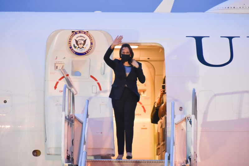 美國民眾對副總統賀錦麗的評價不高。圖為賀錦麗首度海外出訪到瓜地馬拉。   圖：翻攝自布羅洛推特