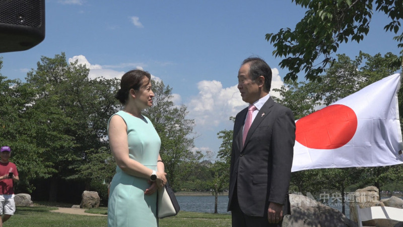 日本政府日前捐贈台灣124萬劑疫苗。駐美代表蕭美琴（左）當面向日本駐美大使富田浩司（右）表達感謝之意，謝謝日本雪中送炭，展現雙方堅實夥伴關係。   圖／中央社
