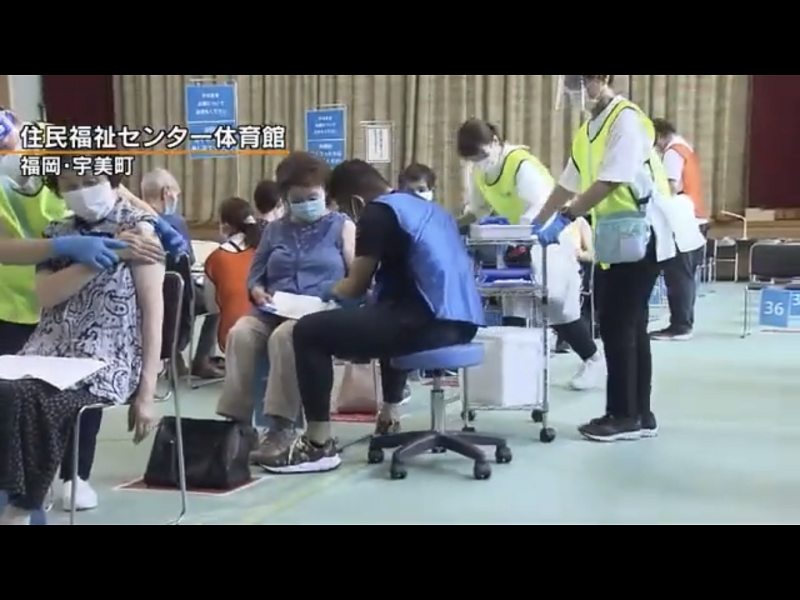 宇美方式是醫師坐無背旋轉滑輪椅，醫生移動而病人不動，施打速度8倍快。   圖：翻攝自西日本電視