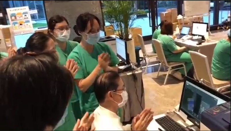 集中檢疫中心團隊為小朋友唱生日快樂歌   圖：台北慈濟醫院提供