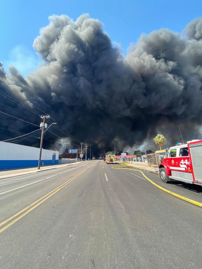 美國鳳凰城火災現場照片，濃煙蔽天。   圖：翻攝自Phoenix Fire Department臉書