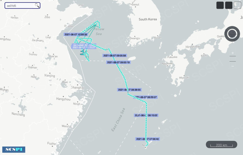 「南海戰略態勢感知計畫」平台，今天(7日)則貼出航跡圖，指美軍出動1架RC-135U電偵機不但進入東海，更直闖黃海海域，逼近山東半島。   圖：翻攝 SCS Probing Initiative推特