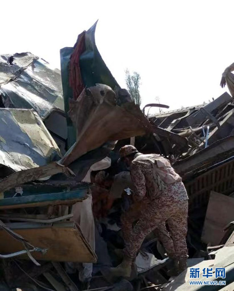巴基斯坦兩列火車相撞，軍方已派出醫護人員、直升機、救護車和機械設備等參與救援。   圖：翻攝自新華網