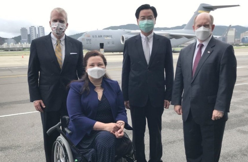 美國聯邦參議員達克沃絲、蘇利文及昆斯日前搭乘C-17軍用大型運輸機訪台，並宣布美國捐贈台灣75萬劑疫苗。   圖 : 翻攝自外交部 @MOFA_Taiwan 推特
