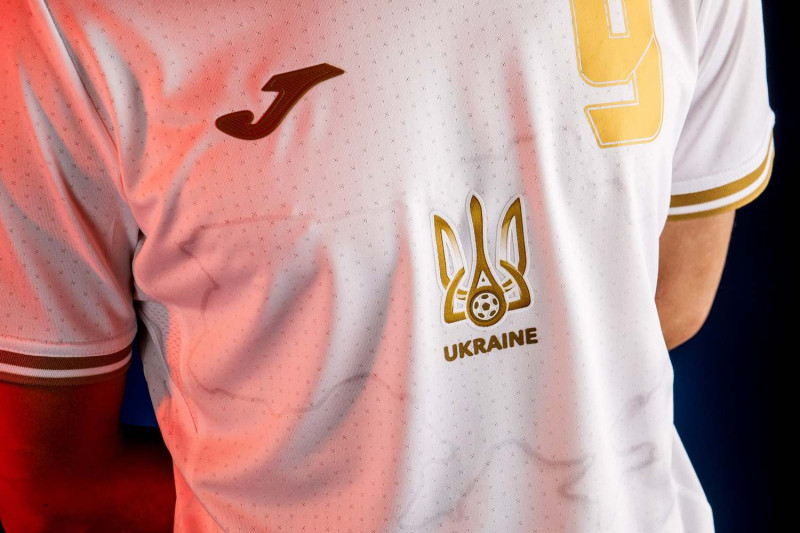 烏克蘭足球隊公開歐洲足球盃比賽的新球衣，球衣上畫有烏克蘭國境邊界，包含了克里米亞。   圖：翻攝自Andrii Pavelko臉書