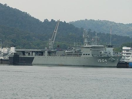 馬來西亞皇家海軍的多功能支援艦「馬哈旺沙號(KD Mahawangsa，舷號1504)」驚傳有98名官士兵集體確診感染新冠肺炎。   圖：翻攝維基百科/CC0