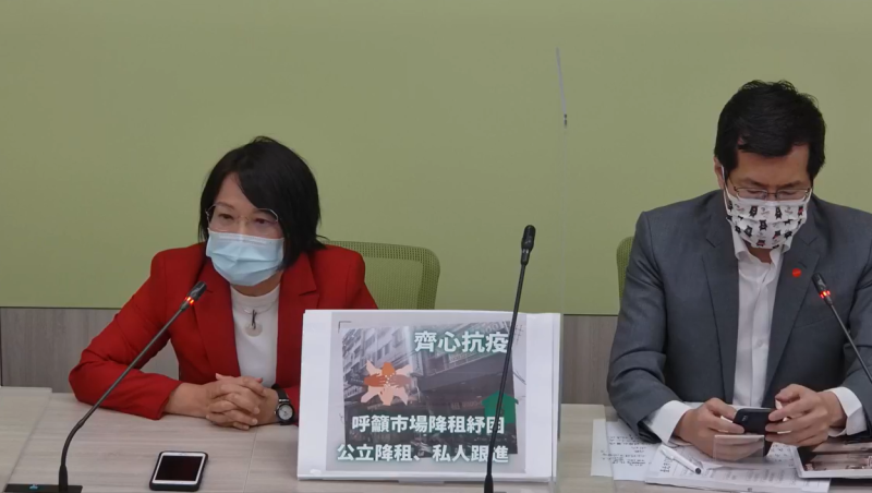 劉世芳（左）表示，民進黨團、民進黨很多公職人員，都會配合國家政策施打疫苗。   圖：民進黨團臉書