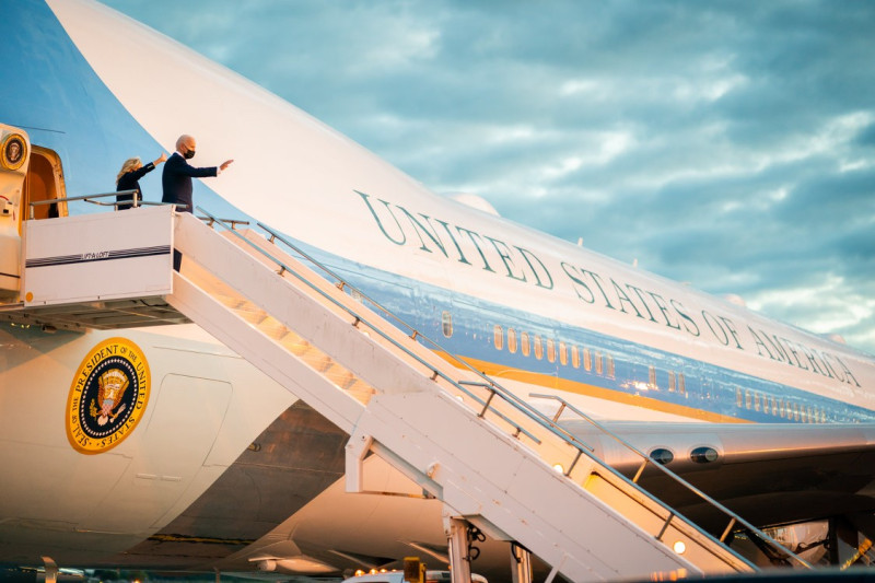  美國總統拜登（右）攜夫人出訪歐洲，在台灣時間10日上午10時許，透過臉書表示已經抵達英國。   圖：翻攝自拜登臉書