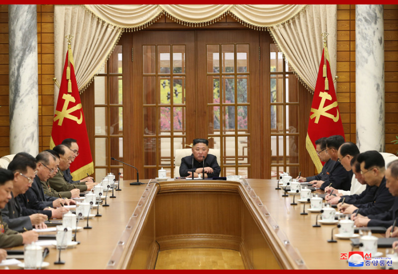 時隔29天公開亮相，北韓領導人金正恩神本月4日主持勞動黨第八屆中央委員會第一次政治局會議。   圖：翻攝朝中社官網