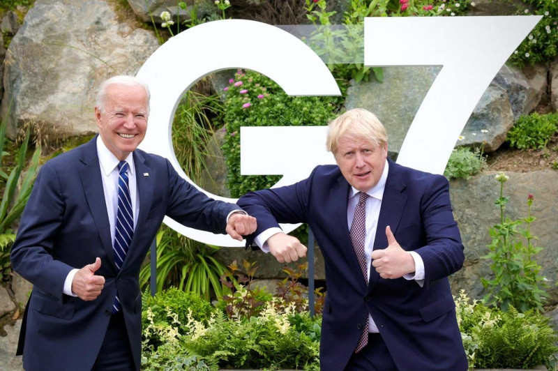 美國總統拜登（左起）稍早前允諾捐贈5億劑COVID-19疫苗，英國首相強生也表示英國將損1億劑，整個G7合捐達10億劑。   圖：翻攝自強生臉書