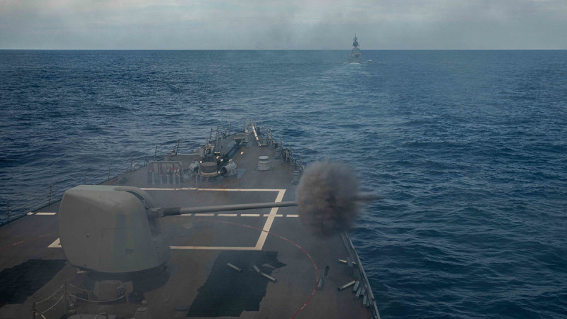 美軍伯克級驅逐艦「柯蒂斯．魏柏號(USS Curtis Wilbur，DDG-54)」與澳洲皇家海軍安扎克級護衛艦「巴拉瑞特號(HMAS Ballarat，FFH 155)」在南海進行聯合軍演實彈射擊。   圖：翻攝U.S. Pacific Fleet推特