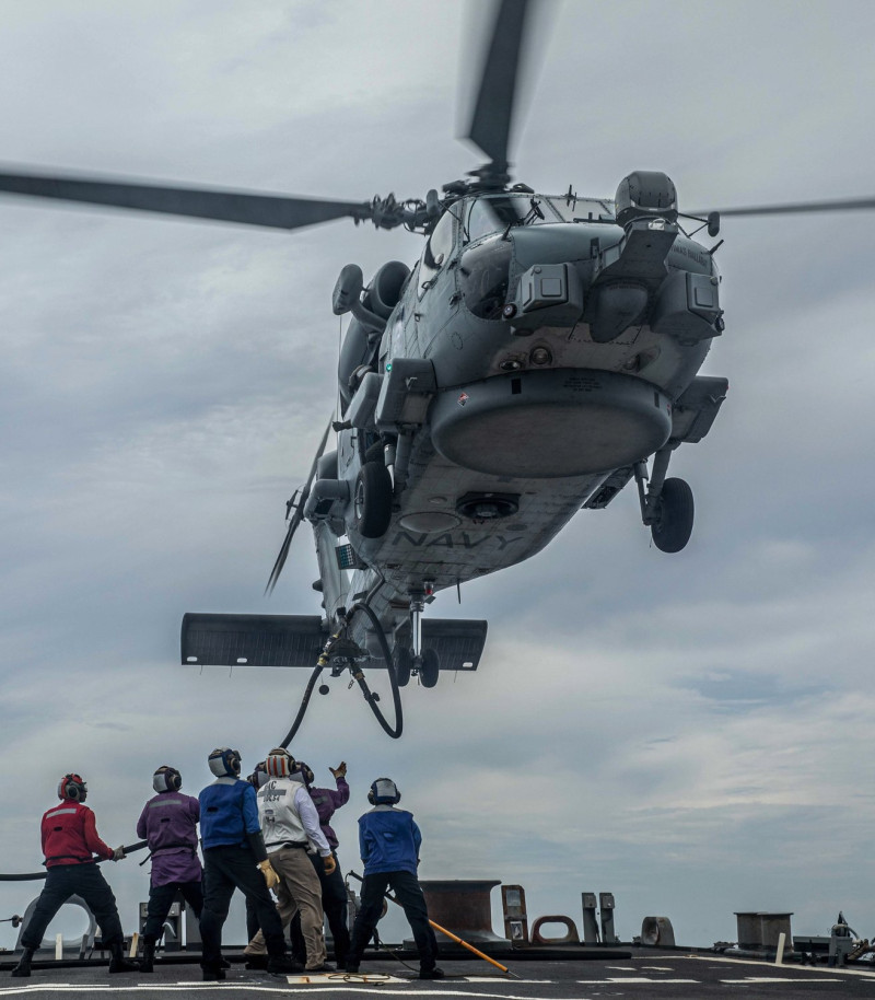 艦載「SH-60B海鷹直升機」進行高難度的「滯空加油」操演。   圖：翻攝U.S. Pacific Fleet推特
