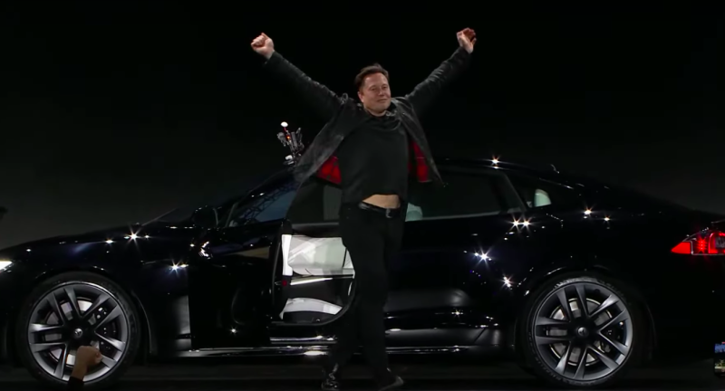 特斯拉創辦人馬斯克駕駛最新Model S Plaid登上活動舞台。   圖：擷取自Tesla Youtube
