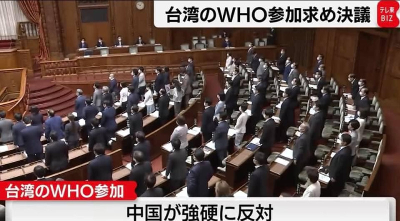 日本參議院11日在場議員全體起立，無異議支持台灣參加世界衛生組織（WHO）的決議   圖：擷取自謝長廷臉書