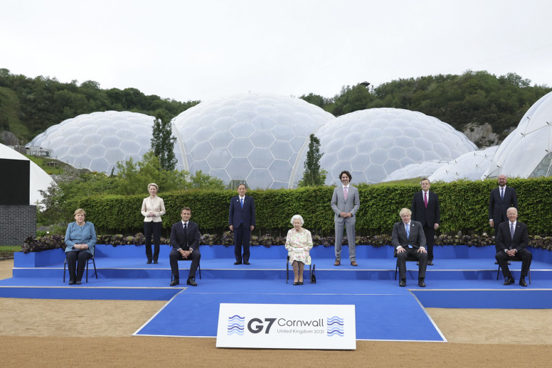 G7高峰會領袖與英國女王合照。   圖/Boris Johnson推特