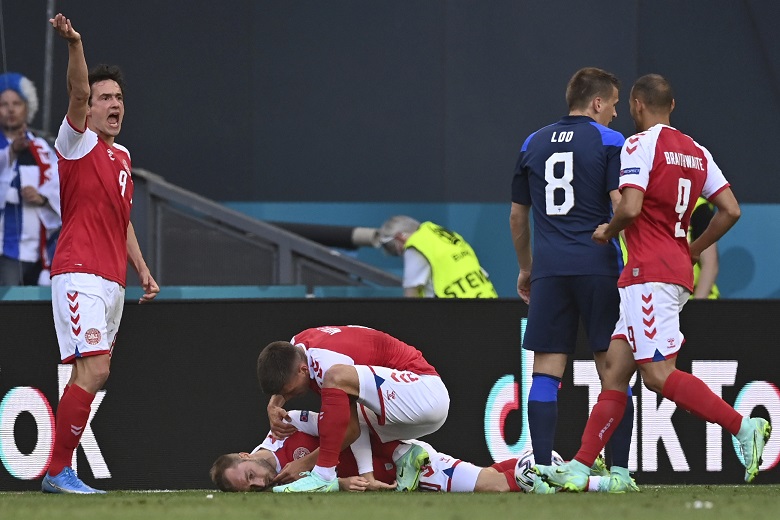 丹麥隊29歲的中場大將艾瑞克森（Christian Eriksen）日前在比賽中突然昏厥倒地無意識。   圖:達志影像/美聯社