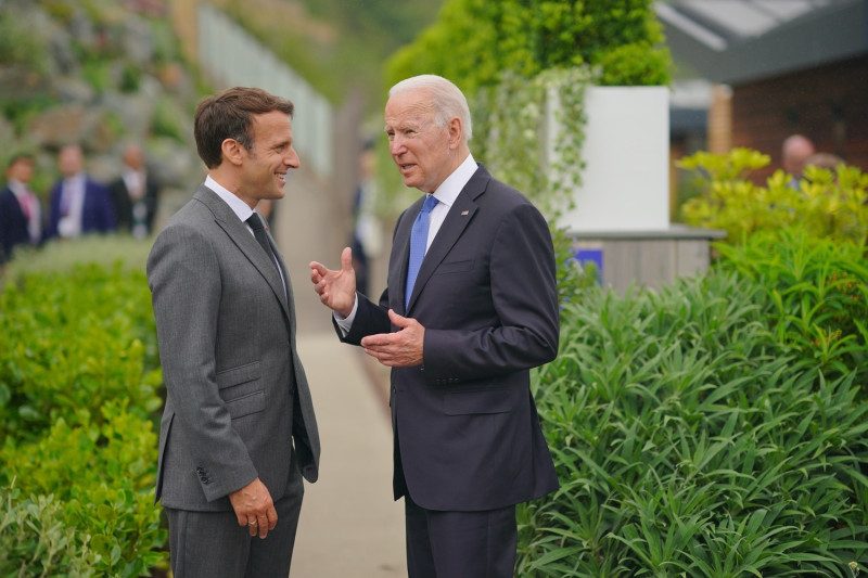 法國總統馬克宏與拜登近距離交談。(圖為2021年6月11日七國峰會時拍攝)   圖 : 翻攝自拜登推特